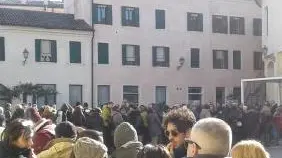 Persone in coda nel cortile di palazzo Zabarella