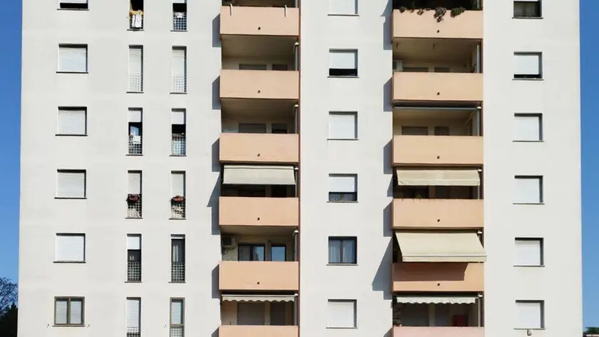 Il condominio di sei piani in via Dupré dove abitano 30 famiglie