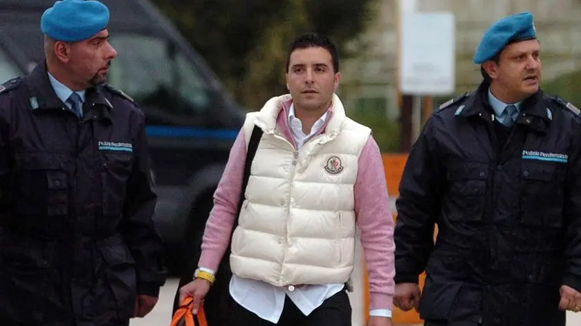 20080228 - SULMONA - L'AQUILA - CLJ - MAFIA: RIINA JR; SORRIDE AI FOTOGRAFI MA NON PARLA. Giuseppe Salvatore Riina, figlio terzogenito del boss di Corleone Toto' Riina, esce oggi dal carcere di Sulmona (L'Aquila). Riina ha percorso a piedi cento metri dal carcere alla ''Mercedes'' dove lo attendevano la madre, un'altra donna e il cognato. Ai cronisti ha detto, sorridendo, di non avere ''nulla da dichiarare''. Poi si e' rivolto a un fotografo al quale era caduta per terra la fotocamera e, sempre sorridendo, gli ha ..detto: ''Stai attento che rompi la macchina''. Quindi ha abbracciato chi lo stava aspettando - prima l'uomo e subito dopo la madre - e poi e' salito sull'auto che si e' subito allontanata...ANSA/MASSIMILIANO SCHIAZZA/DRN
