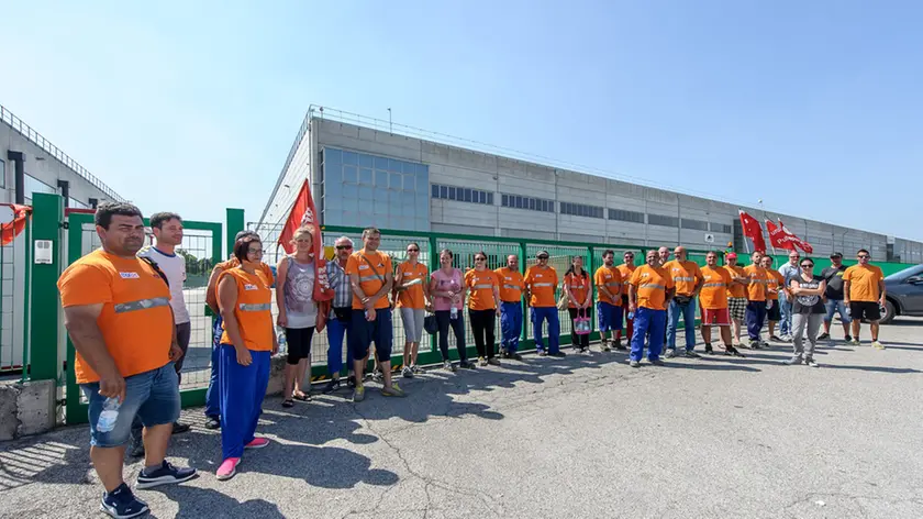 Monselice (PD) 31 luglio 2017 sciopero lavoratori CEVA in via Trentino 6. Nella foto: il sit in dei lavoratori di fronte allo stabilimento.