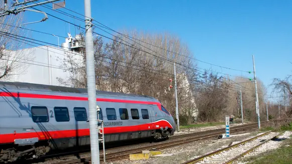 monselice 24/02/2014 ragazza di 15 anni finisce sotto un treno e perde un arto nella foto : il passaggio di un trano vicino al luogo dell'impatto ph zangirolami