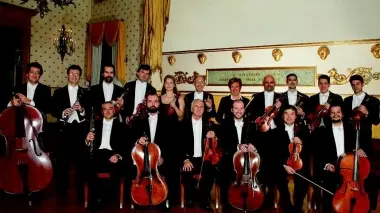 Dall’alto I Solisti Veneti diretti da Claudio Scimone Il violinista Uto Ughi e il soprano Mariella Devia