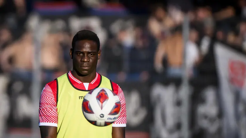 epa10157763 Sion's forward Mario Balotelli of Italy goes through warm-up routines during the Swiss Super League soccer match between FC Sion and FC Basel, at the stade de Tourbillon stadium, in Sion, Switzerland, 03 September 2022. EPA/JEAN-CHRISTOPHE BOTT