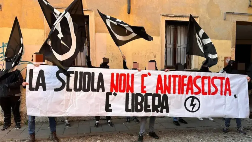 Militanti di Blocco Studentesco Padova hanno appeso al liceo Tito Livio uno striscione nel quale si legge "La scuola non è antifascista, è libera!". L'iniziativa, con un sit-in, è stata presa "per contestare la menzognera giostra mediatica antifascista, tornata all'opera in questi giorni". TWITTER/Blocco Studentesco + ATTENZIONE LA FOTO NON PUO' ESSERE PUBBLICATA O RIPRODOTTA SENZA L'AUTORIZZAZIONE DELLA FONTE DI ORIGINE CUI SI RINVIA + NPK