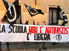 Militanti di Blocco Studentesco Padova hanno appeso al liceo Tito Livio uno striscione nel quale si legge "La scuola non è antifascista, è libera!". L'iniziativa, con un sit-in, è stata presa "per contestare la menzognera giostra mediatica antifascista, tornata all'opera in questi giorni". TWITTER/Blocco Studentesco + ATTENZIONE LA FOTO NON PUO' ESSERE PUBBLICATA O RIPRODOTTA SENZA L'AUTORIZZAZIONE DELLA FONTE DI ORIGINE CUI SI RINVIA + NPK