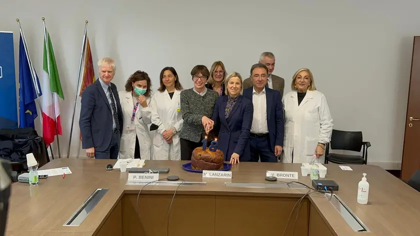 Taglio del panettone per i 18 anni dello Iov