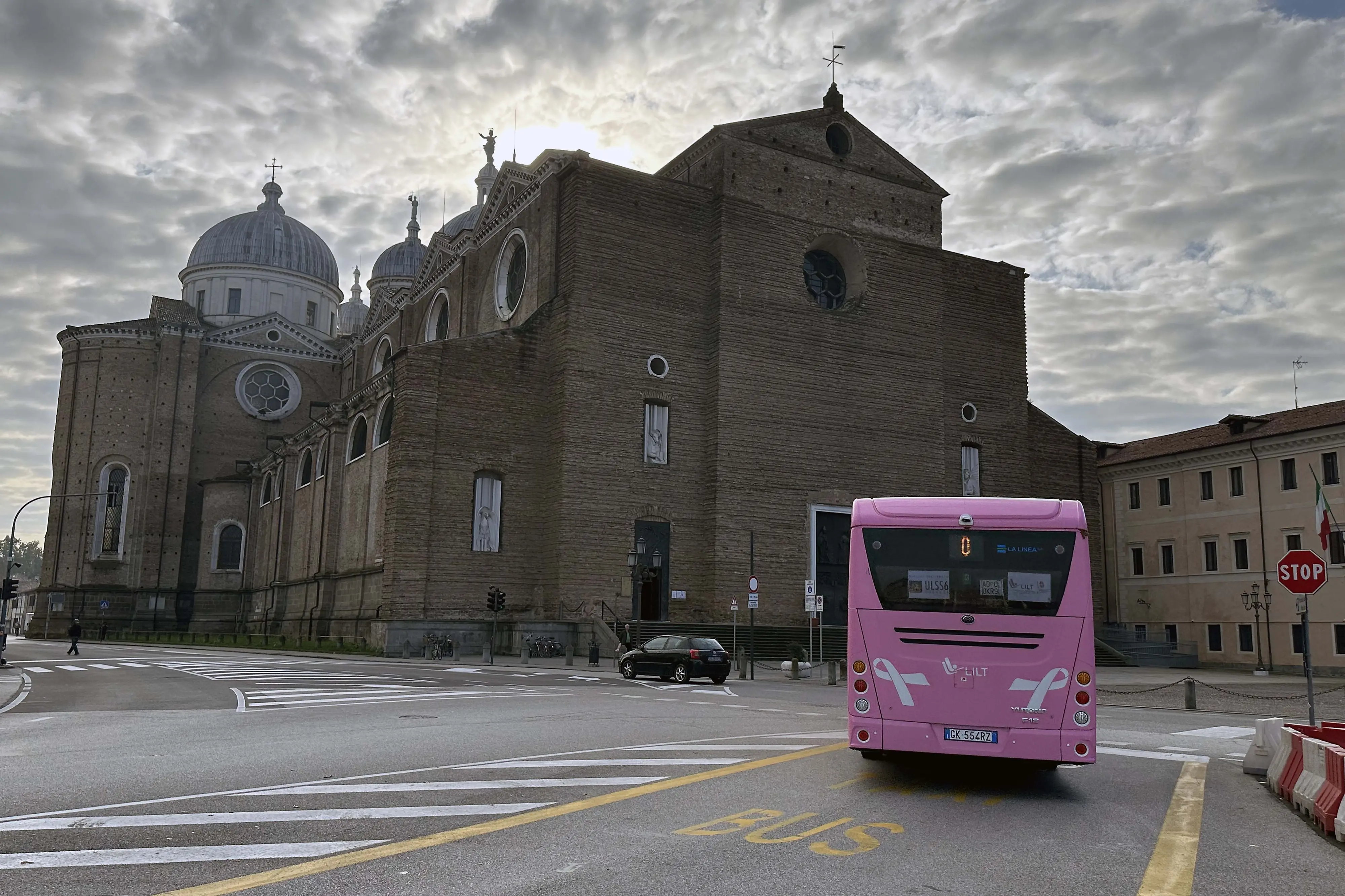L’autobus partito da Prato della Valle (foto Bianchi)
