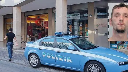 La volante della polizia in stazione e Cristian Coletto, l'arrestato