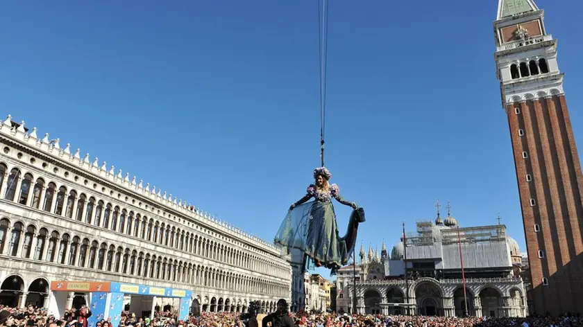 23 Feb 2014, Venice, Italy --- epaselect epa04097351 Julia Nasi as she was crowned 'Maria of Venice Carnival' performs as the traditional angel to officially open the Carnival of Venice 2014 at the Piazza San Marco, in Venice, Italy, 23 February 2014. The Carnival of Venice runs until 04 March. EPA/ANDREA MEROLA --- Image by © ANDREA MEROLA/epa/Corbis