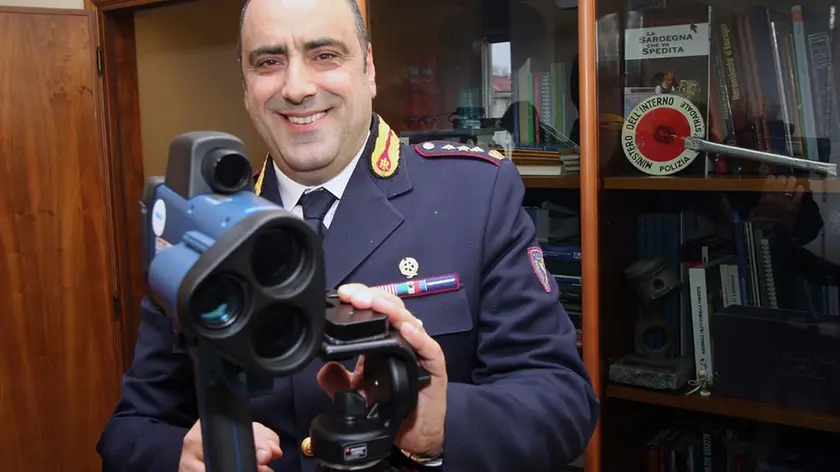 Il comandante della Polstrada di Padova Gianfranco Martorano con il nuovo telelaser