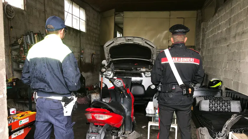 Ispettori e carabinieri in sopralluogo nell'officina abusiva