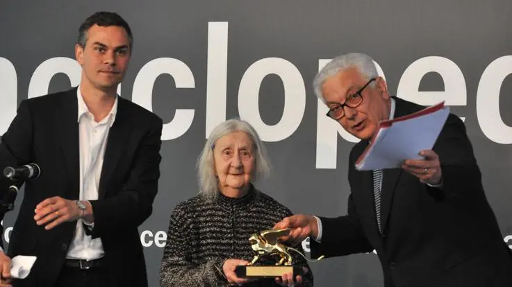 Premiazioni Biennale Arte 55??: Leone d'Oro alla Carriera: da sx a dx: il direttore del settore Arti Visive della Biennale Massimiliano Gioni, Marisa Merz, Leone d'Oro alla Carriera, e il presidente della Biennale Paolo Baratta posano durante la cerimonia di premiazione, 1 giugno 2013, ai giardini della Biennale. ANSA/ANDREA MEROLA
