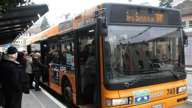 BARON - BUS SOSTITUTIVO BARON - BUS SOSTITUTIVO - BUS. Per un'ora i bus Aps hanno sostituito le corse del tram