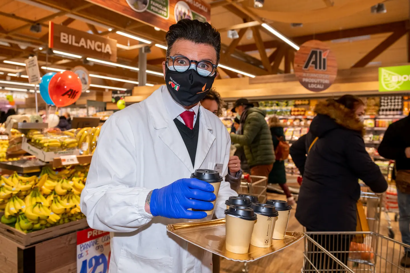 Montagnana (PD), 21 gennaio 2021. Inaugurazione Supermercato Ali a Montagnana. Nella Foto: un dipendente offre la cioccolata calda ai nuovi clienti