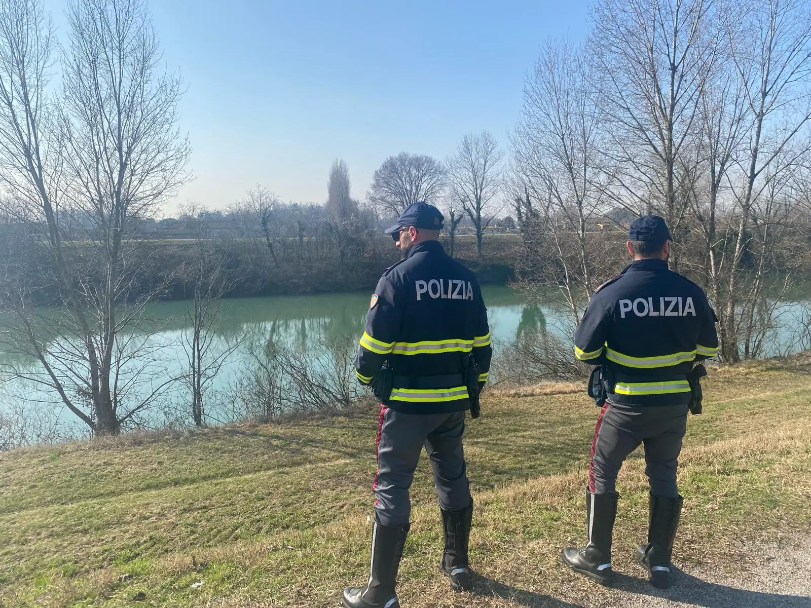 Gli agenti sull'argine del Brenta