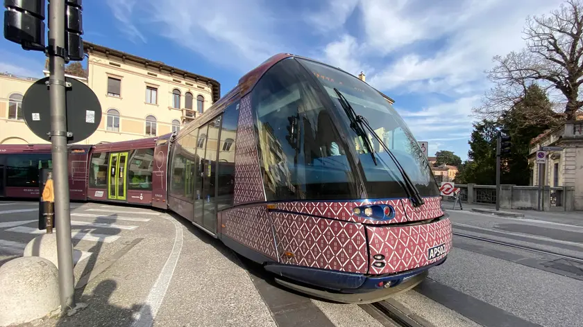 Un tram a Padova: abbonamenti scontati sotto Natale
