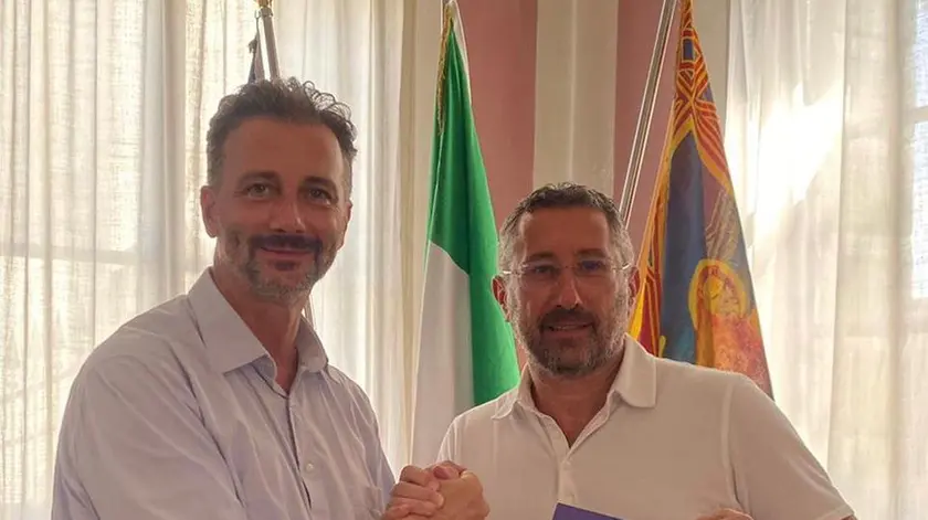 Marcello Bano consegna la tessera della Lega a Gianluca Forcolin