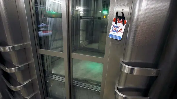 FERRO - ASCENSORE BLOCCATO IN STAZIONE