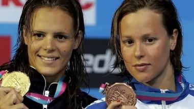 RIVALI SU TUTTO. Laure Manaudou (a sinistra) e Federica Pellegrini nel 2007