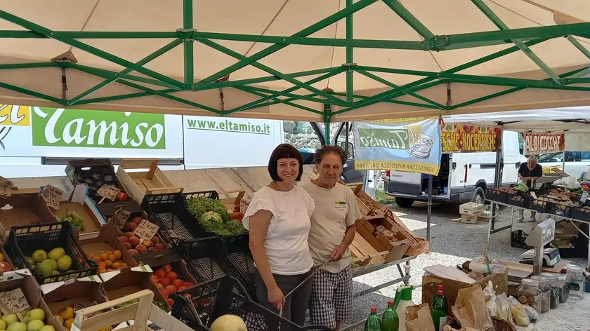 L’ultimo giorno di attività dell’azienda agricola El Tamiso al mercato di Este