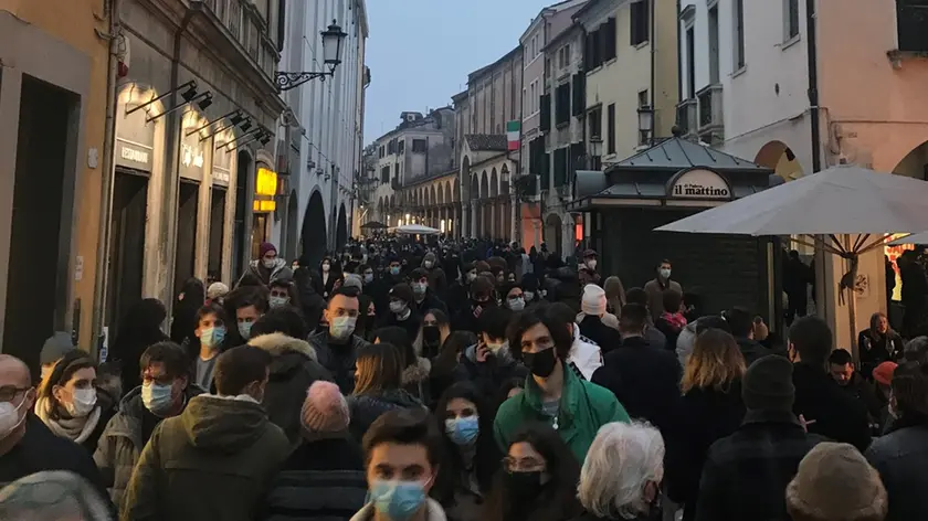 La folla in via Roma