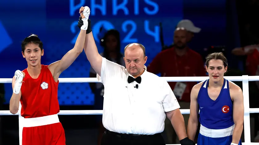 epa11534990 Yu Ting Lin of Taiwan (red) wins against Esra Yildiz Kahraman of Turkey their Women's 57kg semifinal of the Boxing competitions in the Paris 2024 Olympic Games, at Roland Garros in Paris, France, 07 August 2024. EPA/YOAN VALAT