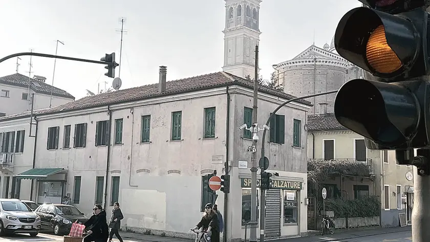 TOME -AGENZIA BIANCHI- PADOVA- T RED CON SEMAFORO GIALLO