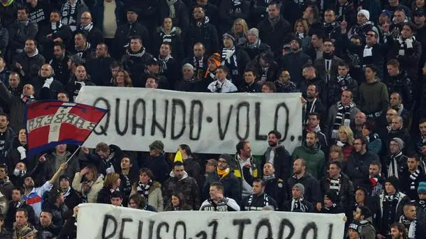Tifosi della Juventus mostrano uno striscione che rievoca la tragedia di Superga allo Juventus Stadium durante il derby della Mole, Torino, 23 Febbraio 2014, ANSA/ ANDREA DI MARCO.