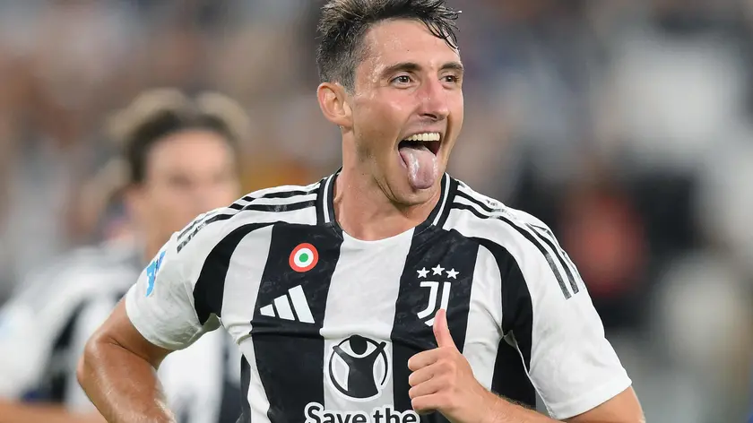 Juventus' Andrea Cambiaso jubilates after scoring the gol (3-0) during the italian Serie A soccer match Juventus FC vs Como 1907 at the Allianz Stadium in Turin, Italy, 19 August 2024 ANSA/ALESSANDRO DI MARCO