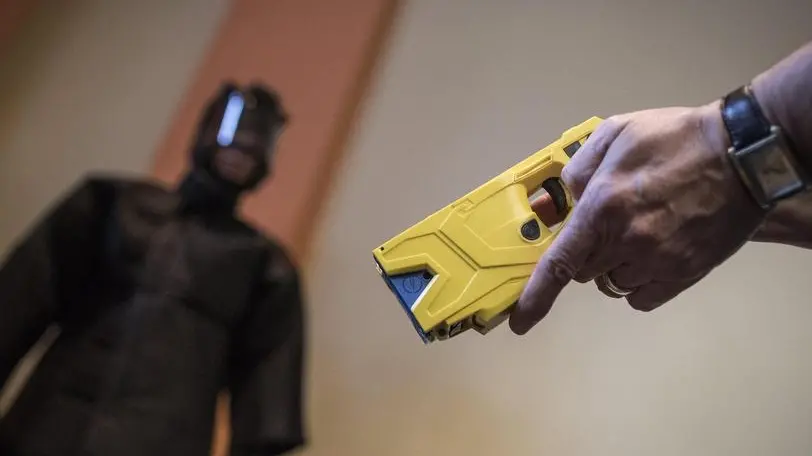epaselect epa05780341 A German police officer holds a Taser gun during a press conference in Berlin, Germany, 09 February 2017. Selected police units in central Berlin will be equipped with stun guns as a non-lethal alternative for their missions during a trial period of three years. EPA/OLIVER WEIKEN