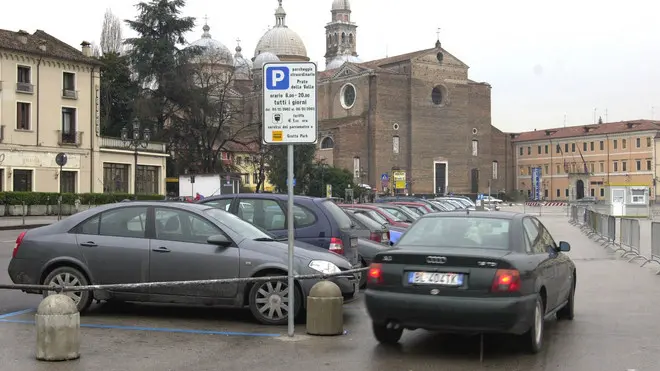 PD 08 gennaio 2003 G.M. Nuovo parcheggio in prato della valle , macchina in ingresso (SALMASO)