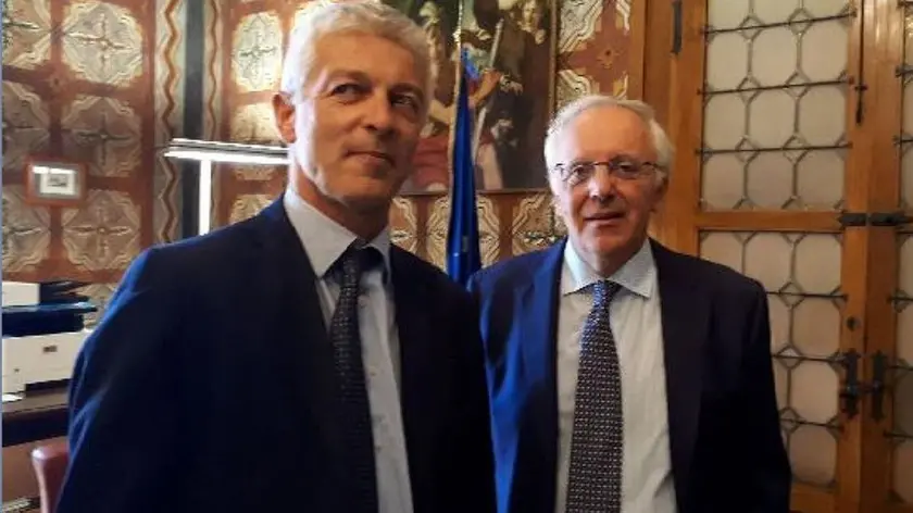 Nicola Morra, presidente della commissione Antimafia, con il prefetto di Verona Donato Giovanni Cafagna