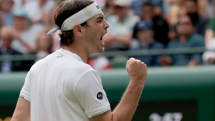 epa11470643 Taylor Fritz of the USA celebrates winning the fourth set during the Men's quarterfinal match against Lorenzo Musetti of Italy at the Wimbledon Championships, Wimbledon, Britain, 10 July 2024. EPA/ADAM VAUGHAN EDITORIAL USE ONLY