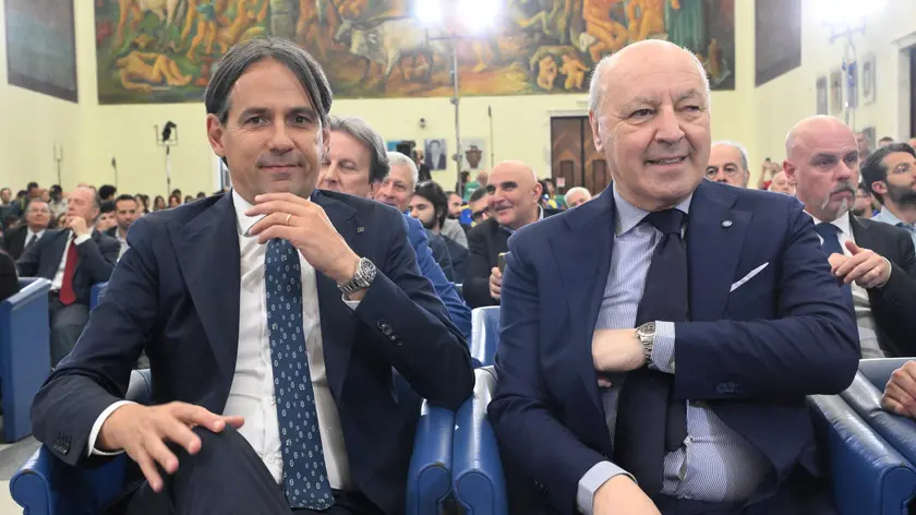 Simone Inzaghi (s) e Giuseppe Marotta (d), ad dell'Inter, nel corso della consegna del premio Enzo Bearzot presso il palazzo del Coni a Roma. Il riconoscimento, giunto alla XIII edizione, è organizzato dall'Unione Sportiva ACLI con il patrocinio della Figc. "Ai ragazzi - commenta Inzaghi ricevendo il premio - dico sempre che col sacrificio quotidiano si puo' raggiungere qualsiasi obiettivo", 15 aprile 2024. ANSA/CLAUDIO PERI