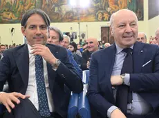 Simone Inzaghi (s) e Giuseppe Marotta (d), ad dell'Inter, nel corso della consegna del premio Enzo Bearzot presso il palazzo del Coni a Roma. Il riconoscimento, giunto alla XIII edizione, è organizzato dall'Unione Sportiva ACLI con il patrocinio della Figc. "Ai ragazzi - commenta Inzaghi ricevendo il premio - dico sempre che col sacrificio quotidiano si puo' raggiungere qualsiasi obiettivo", 15 aprile 2024. ANSA/CLAUDIO PERI