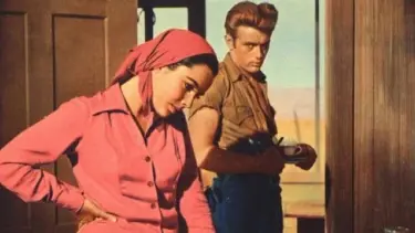 A sinistra Liz Taylor con James Dean nel «Gigante», film mitico e campione d’incassi Al centro l’indimenticabile immagine di una delle più belle attrice mai apparse ad Hollywood Sotto, con Richard Burton, il grande amore della sua vita. Sposato due volte e mai dimenticato