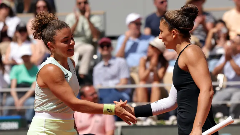 epa11399481 Sara Errani (R) and Jasmine Paolini of Italy react during their Women’s Doubles final match against Coco Gauff of the USA and Katerina Siniakova of the Czech Republic during the French Open Grand Slam tennis tournament at Roland Garros in Paris, France, 09 June 2024. EPA/TERESA SUAREZ
