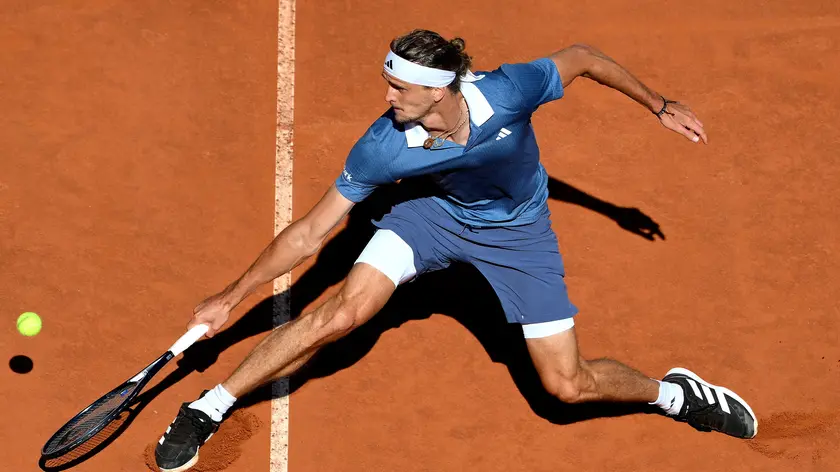 epa11348110 Alexander Zverev of Germany in action during his men's singles semi final match against Alejandro Tabilo of Chile at the Italian Open tennis tournament in Rome, Italy, 17 May 2024. EPA/ETTORE FERRARI