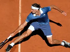 epa11348110 Alexander Zverev of Germany in action during his men's singles semi final match against Alejandro Tabilo of Chile at the Italian Open tennis tournament in Rome, Italy, 17 May 2024. EPA/ETTORE FERRARI
