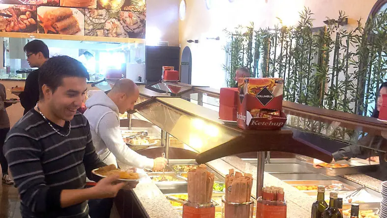 Este, 20 nov 12.Nuova apertura locale sushi al posto del vecchio Tre Archi a Motta d'Este. Nella foto: servizio buffet.Ph. Zangirolami