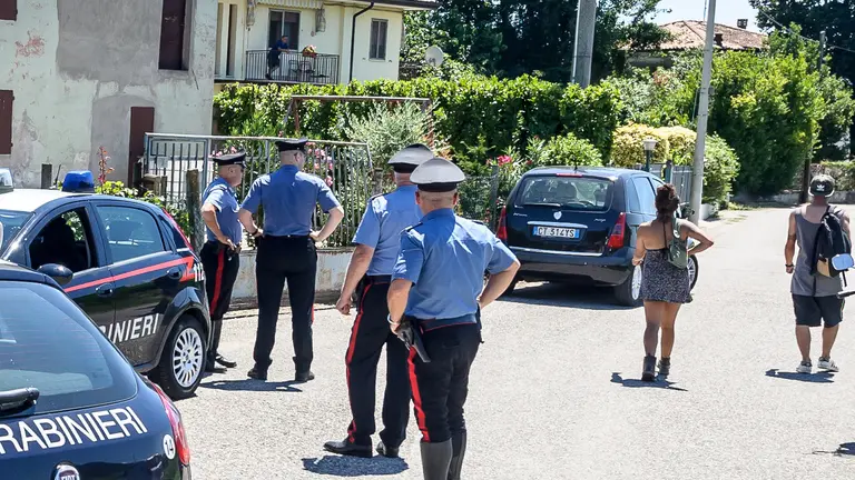 Monselice (PD), 16 luglio2017. Rave party in via Fonda Nella foto: CC impossibilitati ad agire lasciano tranquillamente entrare i partecipanti.