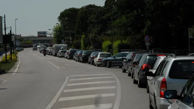 DEPOLO FGAVAGNIN JESOLO PAESE CODE IN ENTRATA CASO ANOMALO DALLA TRIESTINA VERSO JESOLO LIDO 40 MINUTI PER 3 KM