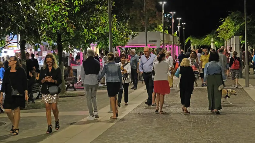 Turisti mentre passeggiano in centro ad Abano Terme