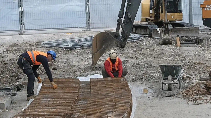 I lavori in via Gozzi (foto Agenzia Bianchi)