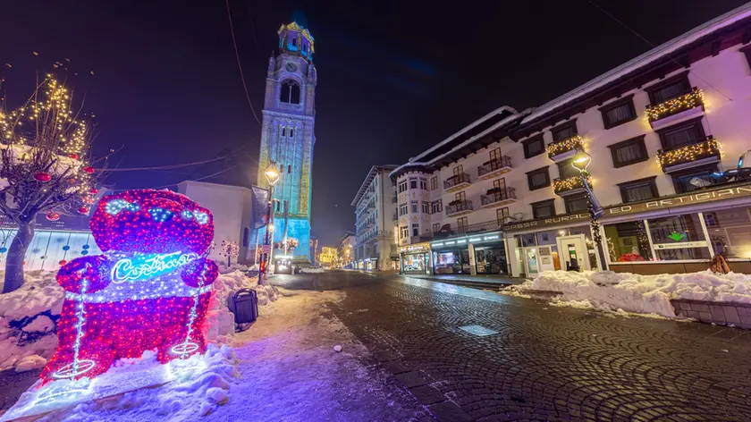 Corso Italia vuoto a Cortina d'Ampezzo la sera della Vigilia di Natale - Da Rin - Perona