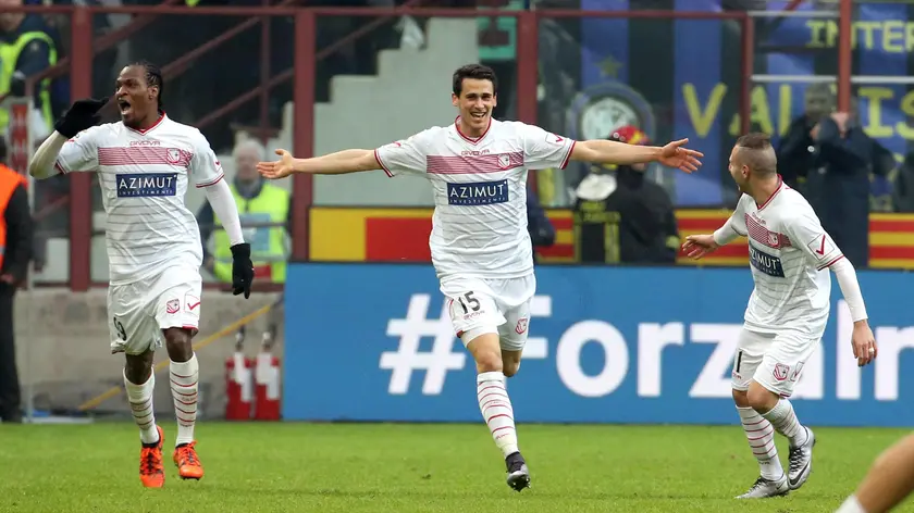 Carpi Fc forward Kevin Lasagna (center) celebrates with his teammates Jerry Mbakogu (left) and Antonio Di Gaudio after scoring during the Italian serie A soccer match between Fc Inter and Carpi Fc at Giuseppe Meazza stadium in Milan, 24 January 2016. ANSA / MATTEO BAZZI