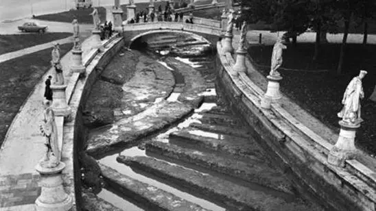 Immagine del teatro Zairo nello scavo di 40 anni fa