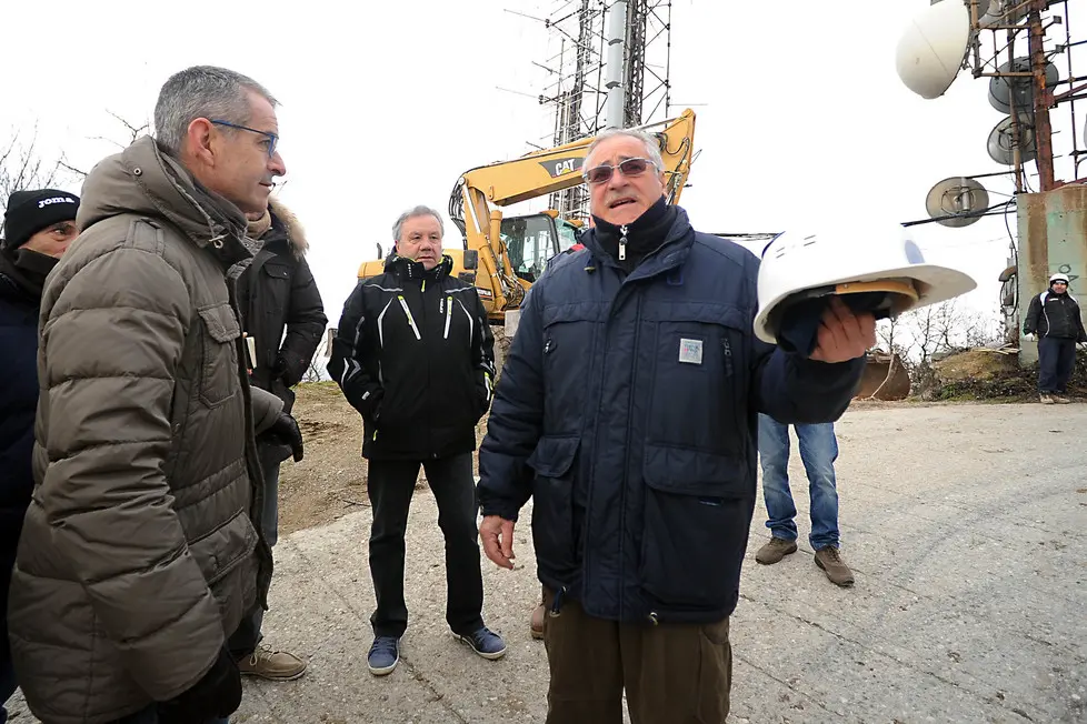Calaone di Baone (PD), 04.02.2015 Inizio abbattimento antenne sul monte Cero ph. Zangirolami Nella foto: il direttore dei lavori (dx) col sindaco