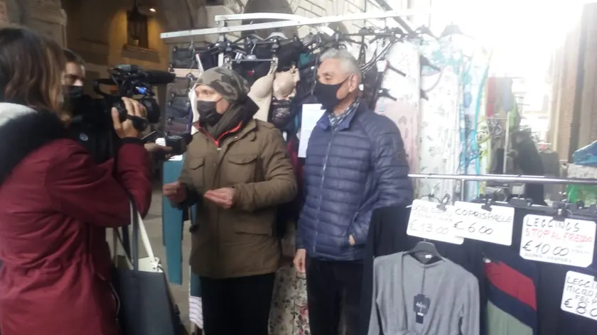 La famiglia Trevisan davanti al suo banchetto