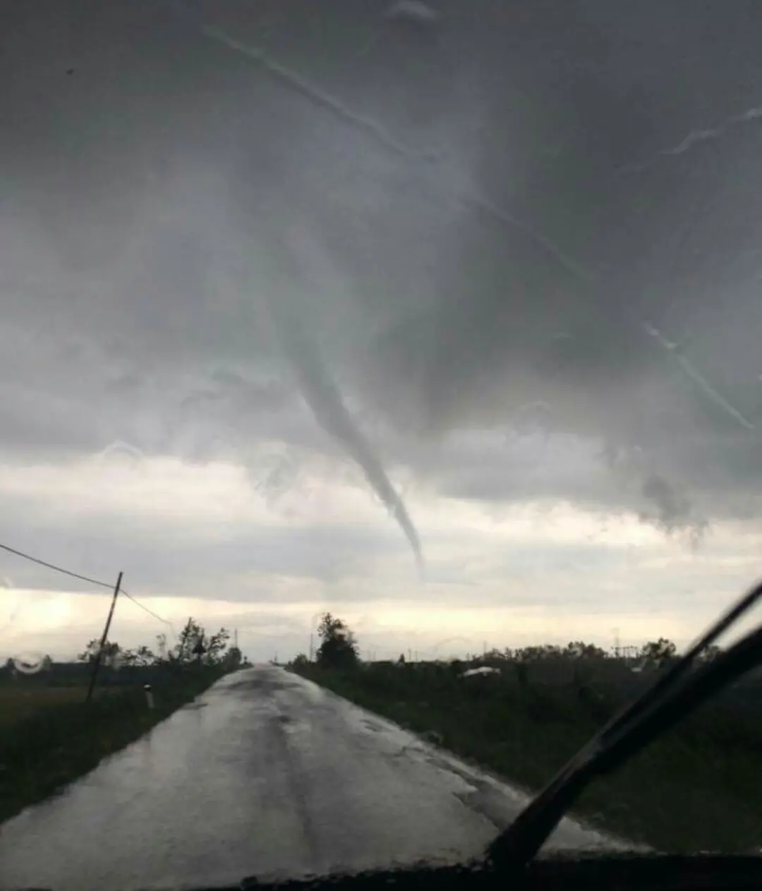 Una tromba d'aria in formazione a Civè di Correzzola (foto di un lettore)